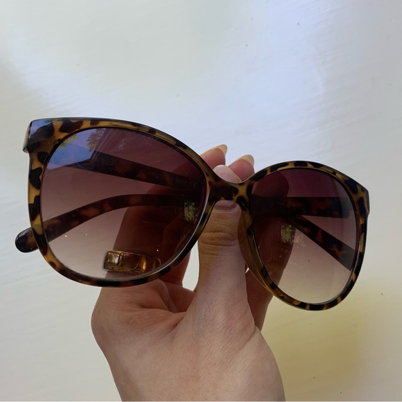 American Eagle Sunglasses - Picture 2 of 3